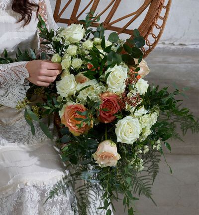 Bohemsk brudebukett i hvitt og gyllen